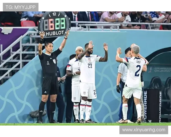 波罗怒摔物品狂怼第四官员